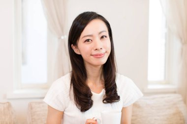 Evdeki güzel Asyalı kadının portresi.