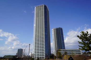 Modern şehir mimarisi, Tokyo, Japonya. Gökdelenler mavi gökyüzüne karşı güneşli bir günde 