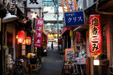 Tokyo, Japonya - 27 Kasım 2018: Japonya 'daki şehir caddesi manzarası 