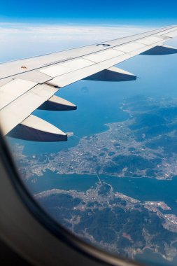 Deniz kıyısındaki uçak penceresinden görüntü 