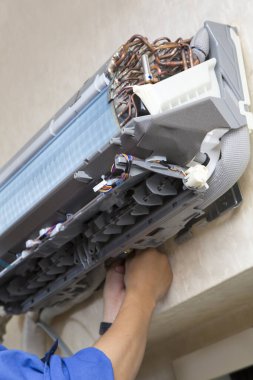 Adam havalandırma sistemini içeride tamir ediyor.