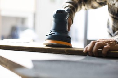 yakın plan - elektrikli öğütücü kullanan erkek işçi 