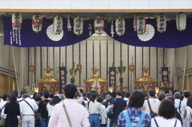 Geleneksel Japon Festivali Tapınağı 'nda kalabalık toplanıyor.