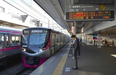 Japon Şehrinde Gündüz Hareket Eden Tren Görüntüsü