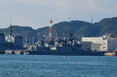 Şehrin limanındaki donanma gemisi. 