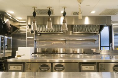 Restorandaki modern profesyonel mutfağın içinde.