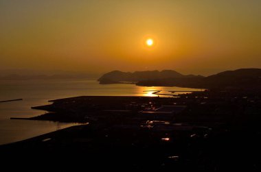 Japon Limanı üzerinde Altın Güneşe sahip Turuncu Günbatımı Gökyüzü 