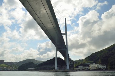 Japonya 'da nehir üzerinde doğa geçmişi üzerine köprü.