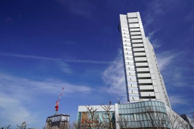 Modern şehir mimarisi, Tokyo, Japonya. Gökdelenler mavi gökyüzüne karşı güneşli bir günde 