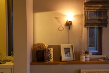 Penceresi ve duvarında resmi olan bir banyo.