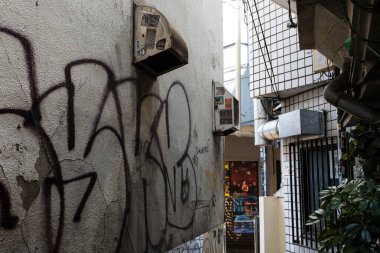 Japon şehrinde eski binaların olduğu dar cadde manzarası