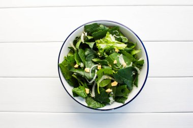 Sağlıklı yemek, yeşil salata, ıspanaklı taze yeşil brokoli ve edamame fasulyesi. 