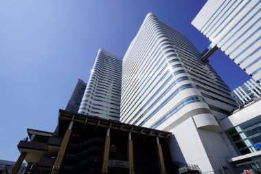 Modern şehir mimarisi, Tokyo, Japonya. Gökdelenler mavi gökyüzüne karşı güneşli bir günde 