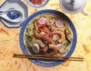 Tabakta sığır etli erişte