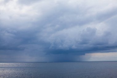Deniz üzerinde fırtına bulutları olan güzel deniz manzarası