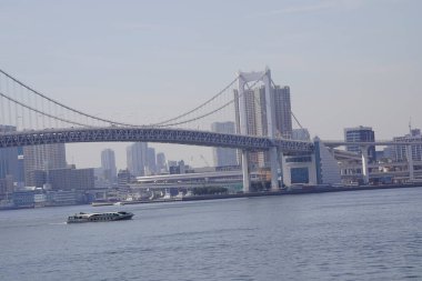 Modern şehir mimarisi, Tokyo, Japonya. Gökyüzü, köprü ve nehir güneşli bir günde 