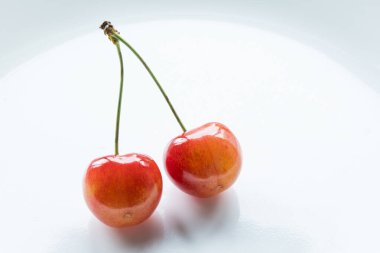 beyaz zemin üzerine kırmızı taze kiraz 