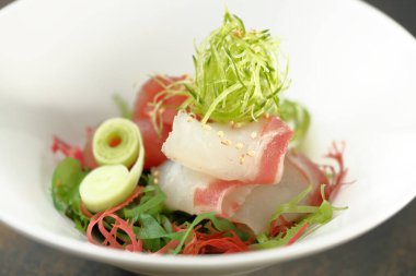 Japon mutfağından leziz yiyeceklerin yakın görüntüsü.