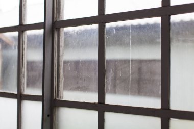 Japonya 'nın Gunma kentindeki eski Tomioka İpek Fabrikasının penceresi.