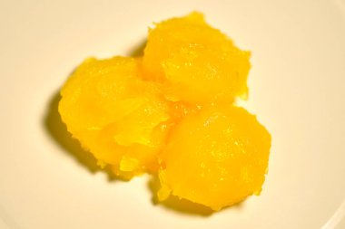 Mangolu meyve püresi, lezzetli bir tatlı.