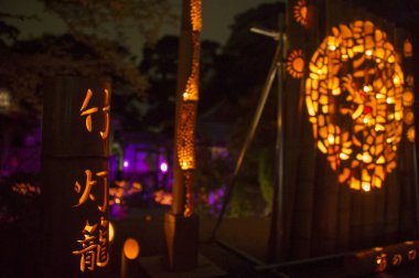 Şehirde yeni yıl gecesi. 