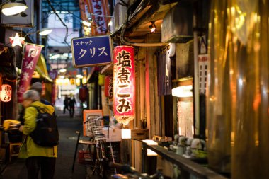Kyoto 'daki geleneksel Japon caddesi manzarası