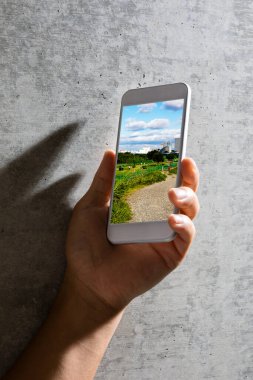 Erkek el ele tutuşan akıllı telefon. Reklam ve tanıtım tasarım konsepti