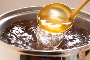 Tencerede kaynar su, yakın. 