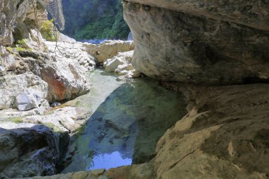 Dağlardaki mağara manzarası