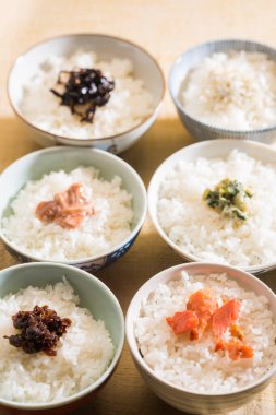 Masada balık ve yosun dolu pirinç kaseleri.