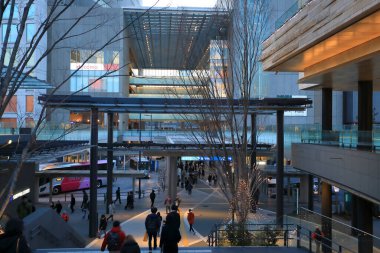 Modern alışveriş merkezinin içi. 