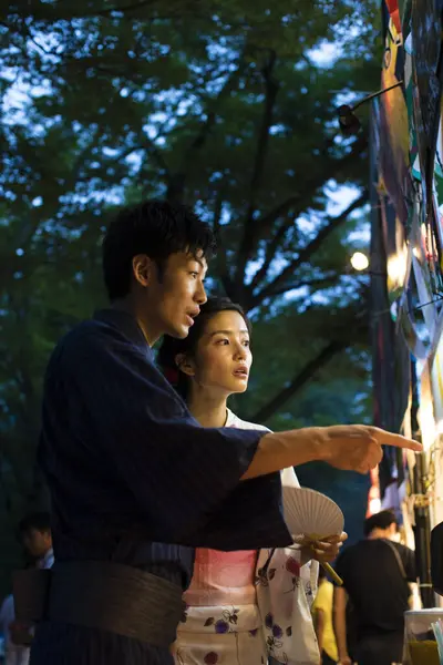 Jong Japans Paar Dragen Traditionele Kimono Avonds Park — Stockfoto