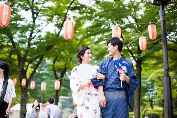 Молодая Японская Пара Традиционном Кимоно Азиатскими Фанатами Парке — стоковое фото