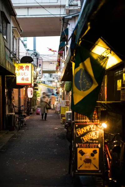 Kyoto 'daki geleneksel Japon caddesi manzarası