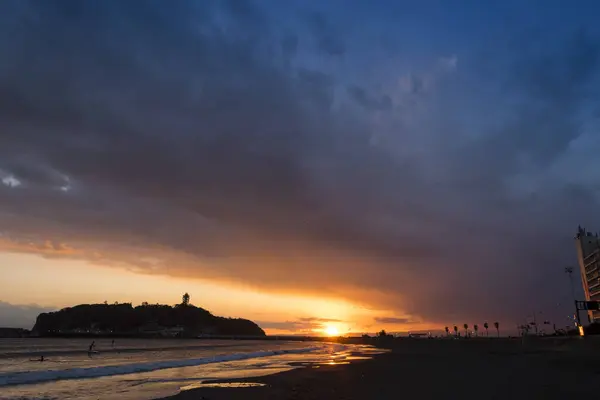 Prachtige Zonsondergang Boven Oceaan Romantische Zeegezicht Met Gouden Licht Wolken — Stockfoto