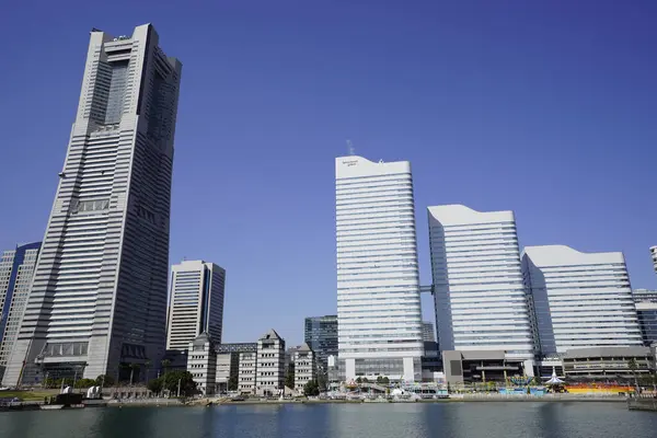 Modern şehir mimarisi, Tokyo, Japonya. Gökdelenler mavi gökyüzüne karşı güneşli bir günde 