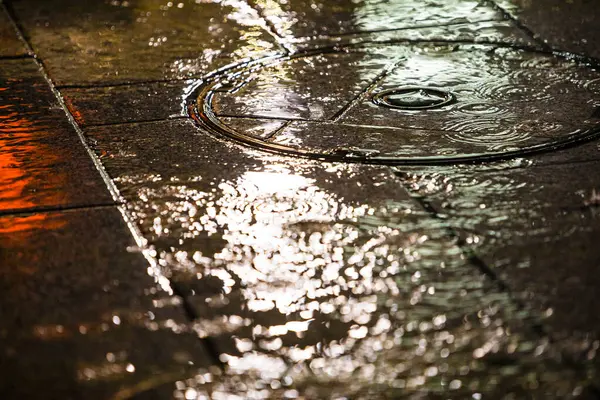 Wassertropfen Auf Der Nassen Straße — Stockfoto