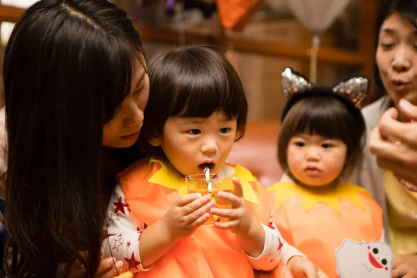 Asiático Jóvenes Madres Lindo Poco Niños Celebrando Halloween —  Fotos de Stock