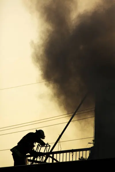 Pompier Éteignant Incendie Dans Bâtiment Industriel — Photo