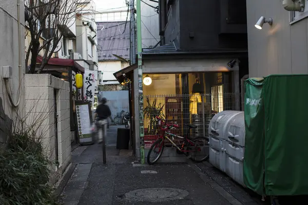 Kyoto 'daki geleneksel Japon caddesi manzarası