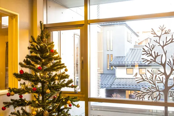 Sapin Noël Devant Une Fenêtre — Photo