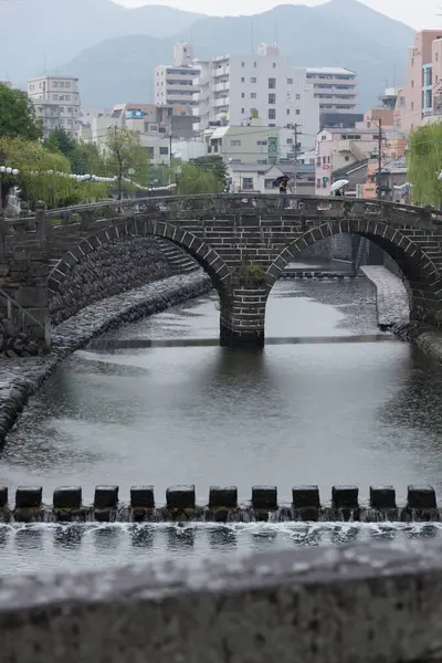 Japonya 'nın Nagasaki kentindeki Megane Köprüsü (Spectacles Bridge) Nakashima Nehri üzerindedir. 