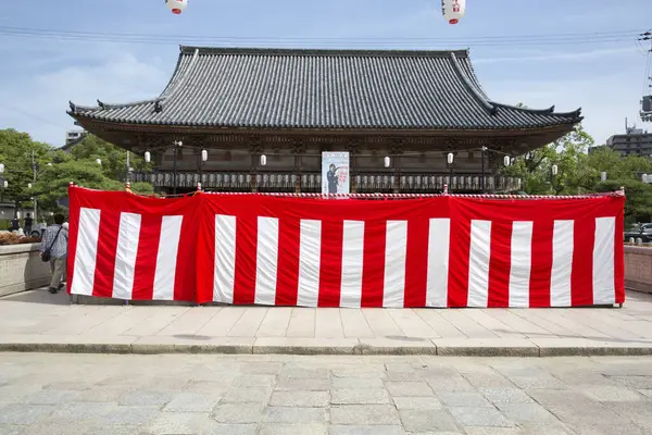 Velká Červená Bílá Vlajka Pokrývající Budovu — Stock fotografie