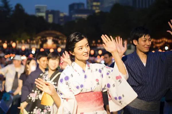 Jong Japans Paar Dragen Traditionele Kimono Dansen Avonds Park — Stockfoto