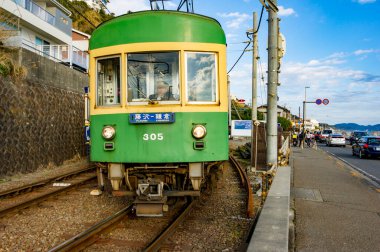 Tramvay şehrin caddesinde ilerliyor..