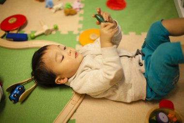 Evde oynayan Asyalı erkek bebek portresi