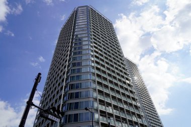 Modern şehir mimarisi, Tokyo, Japonya. Gökdelenler mavi gökyüzüne karşı güneşli bir günde 