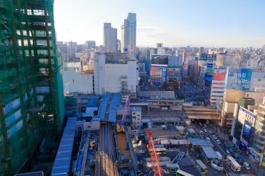 Modern binalarla şehir manzarası