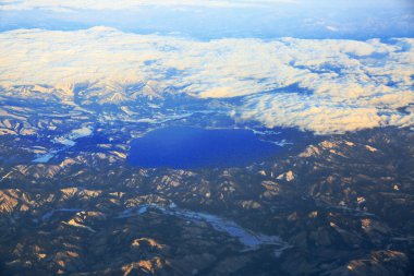 Karla kaplı dağlarda göl manzarası