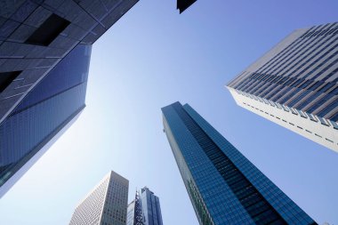 Modern şehir mimarisi, Tokyo, Japonya. Gökdelenler mavi gökyüzüne karşı güneşli bir günde 